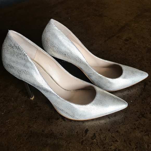 LIKE NEW! Guess Plasma Gold Stiletto Heels! - Picture 6 of 8